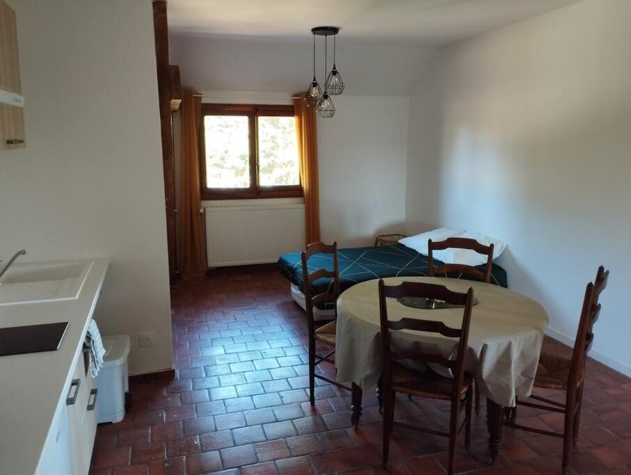 Appartement Dans Village Calme A 5 Min Des Lacs Mathaux Екстериор снимка